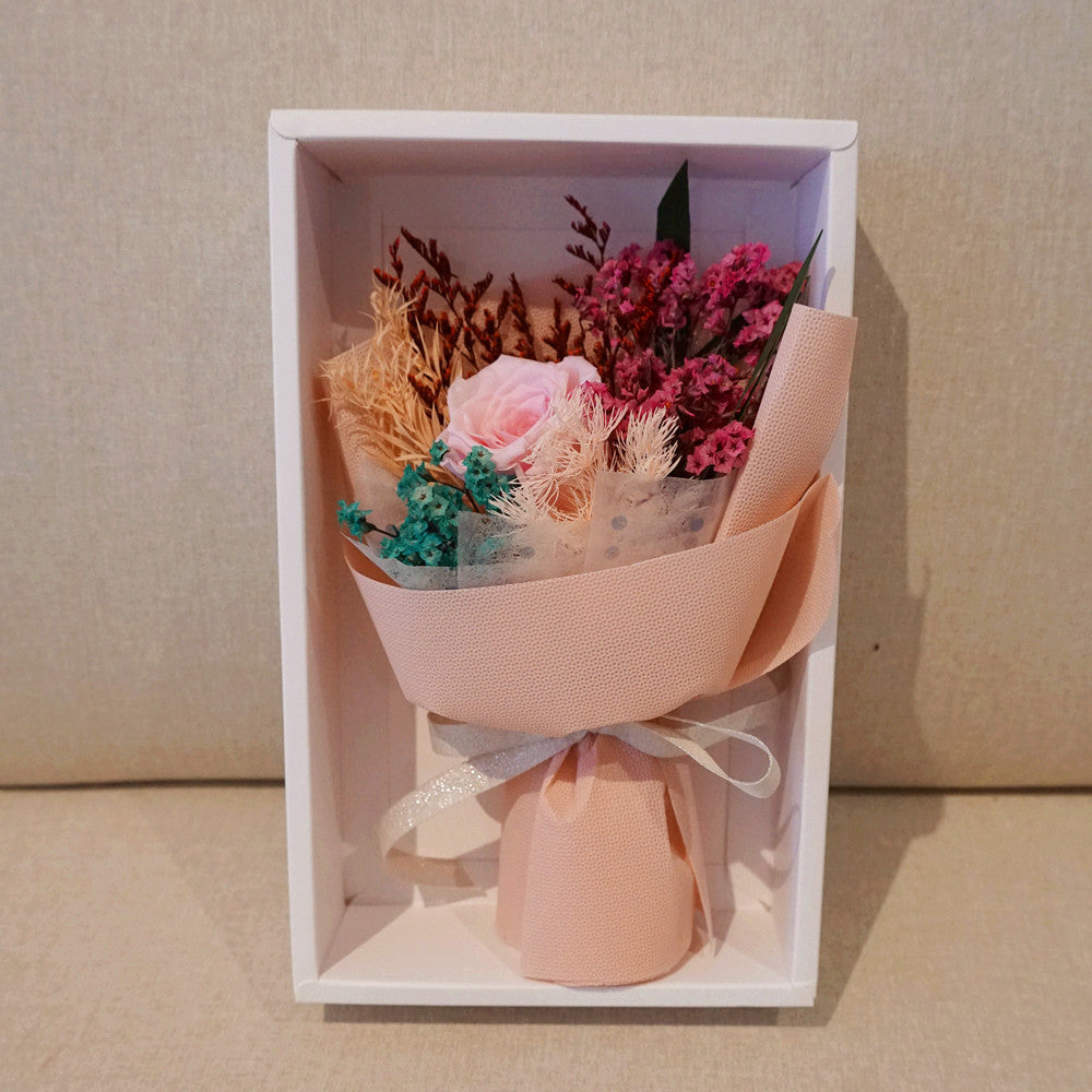 Petite eternal pink rose bouquet – Fairy Light Edition, front view