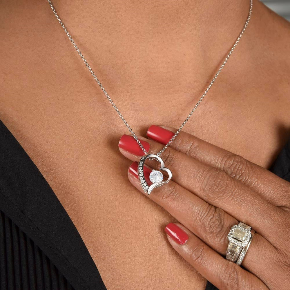 Sparkling zircon heart necklace in silver, detail view